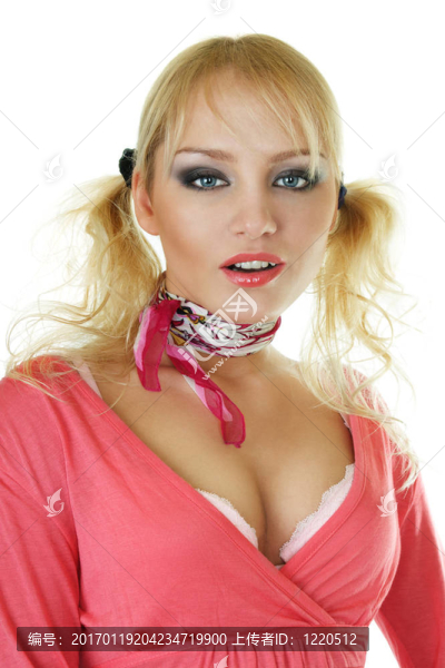 穿著粉紅色衣服的金發(fā)時(shí)尚模特