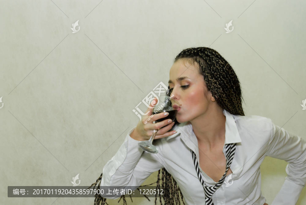 白色背景的女孩