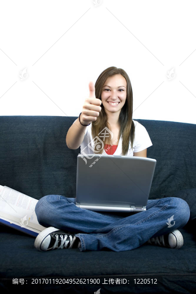 女孩給豎起大拇指