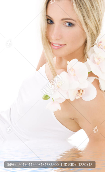 金發(fā)在棉內(nèi)衣與蘭花