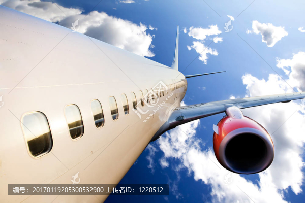 飛機(jī)在空中飛行