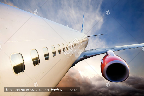 飛機(jī)在空中飛行