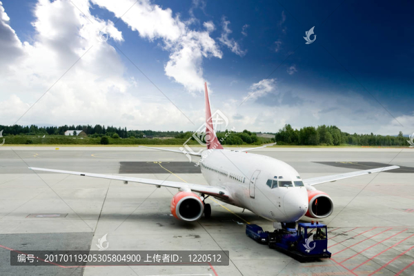 飛機(jī)在停機(jī)坪上