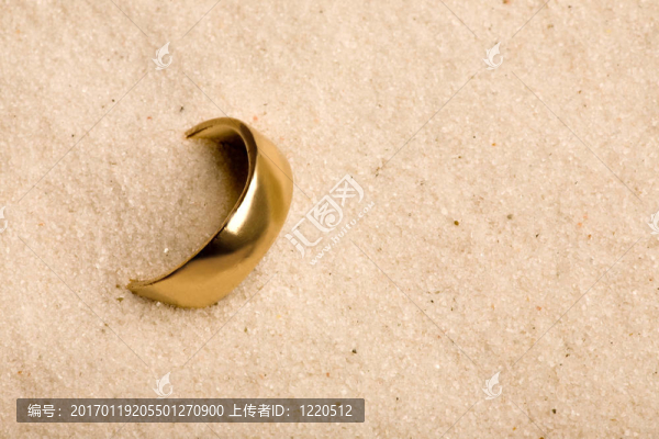 沙灘上的結(jié)婚戒指