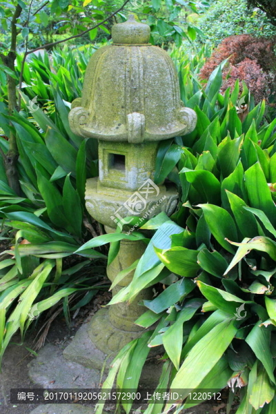 日本的雕像在花園里