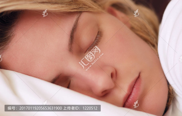 美麗的年輕女人睡覺