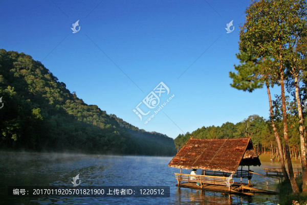 湖邊的小屋