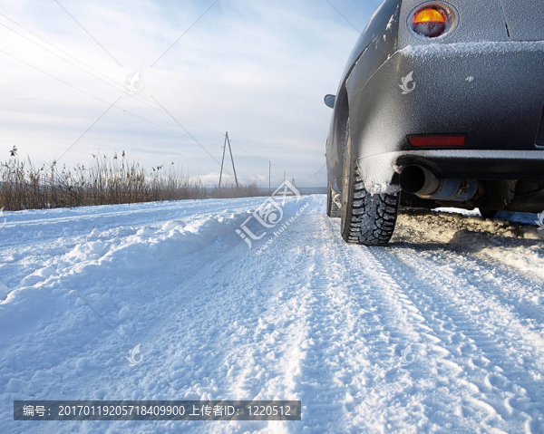 雪地的鄉(xiāng)村公路上的汽車