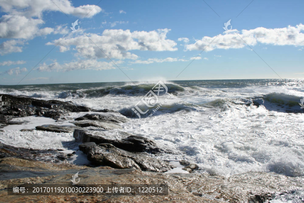 巖石海岸的波浪