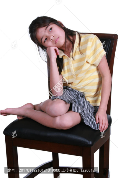 傷心的女孩坐在椅子上
