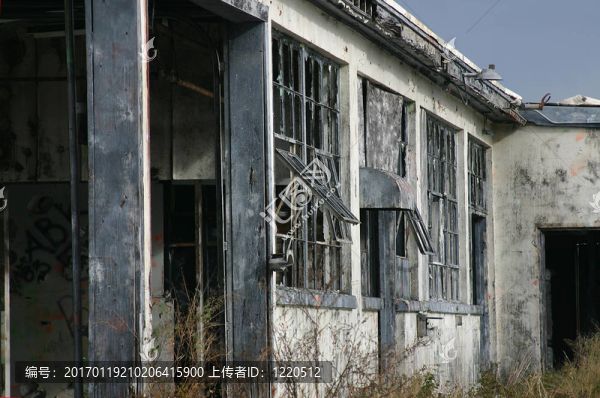 廢棄的建筑在灰暗的天空