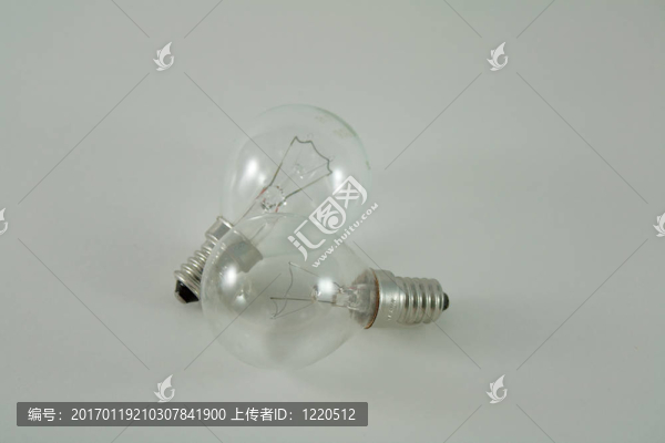 白色上隔離的兩個燈泡