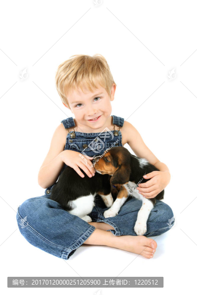 小男孩坐在他的膝上犬幼犬