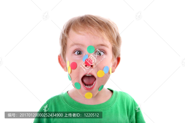 臉上貼著貼紙的男孩