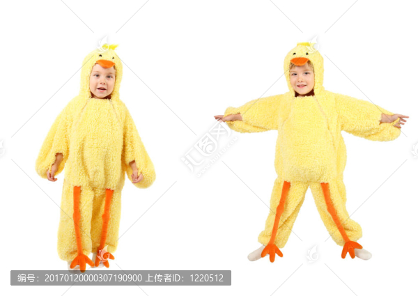 小男孩穿著一件小雞服裝