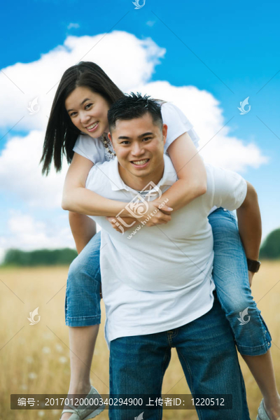 快樂的亞洲夫婦