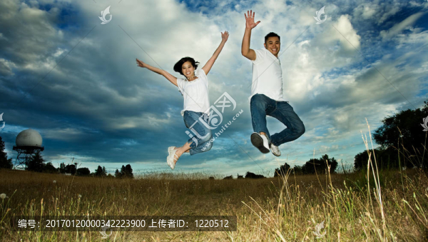 亞洲夫妻高興地跳了跳