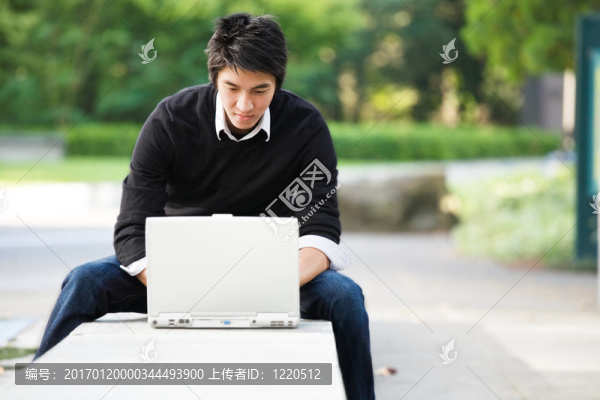 亞洲學生筆記本電腦