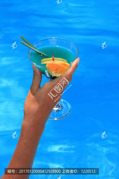 女人拿著雞尾酒