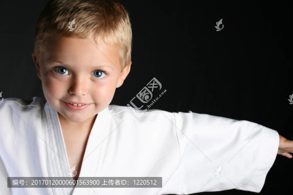 空手道的男孩-匯圖網(wǎng) www.fosd68.com 空手道的男孩