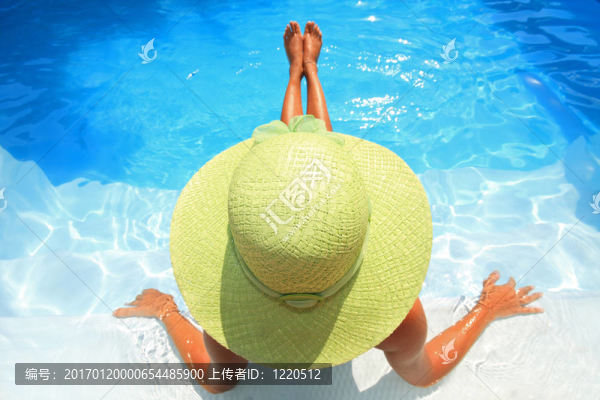 游泳的年輕女子