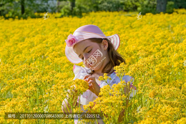 小女孩摘花