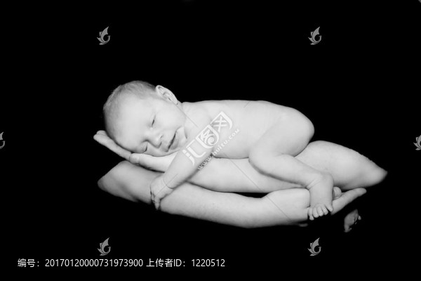 嬰兒在父親的手上黑色