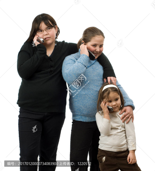 三個女孩在談?wù)撌謾C
