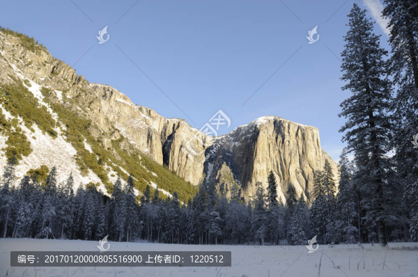 約塞米蒂谷花崗巖山峰上的太陽升起