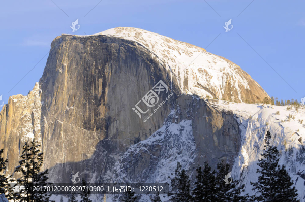 約塞米蒂谷花崗巖山峰上的太陽升起