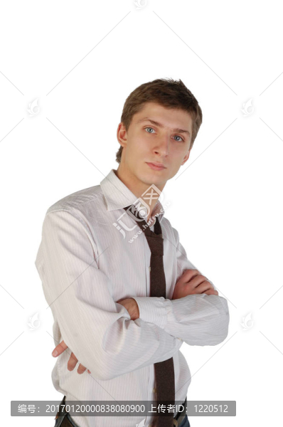 雙臂交叉的年輕人