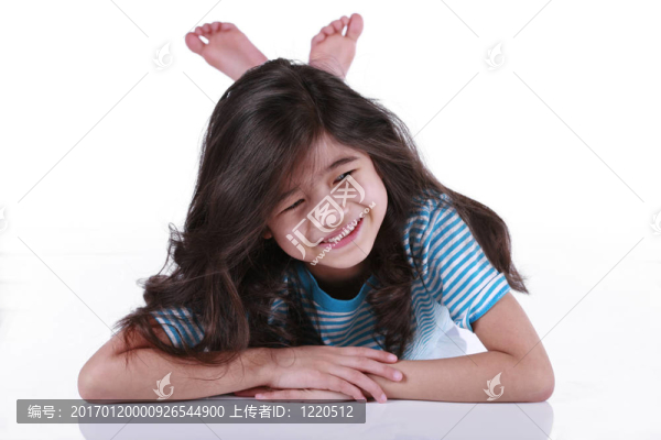 美麗的小女孩躺在地板上