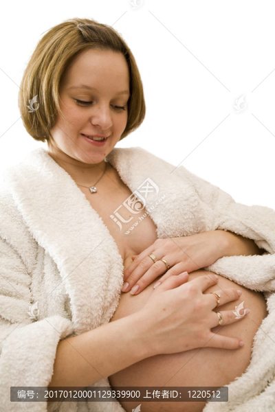 懷孕的女人抱著她的肚子