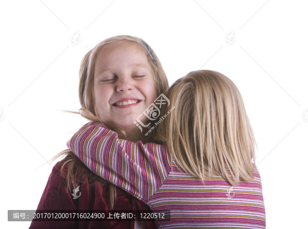 小妹妹擁抱大姐姐