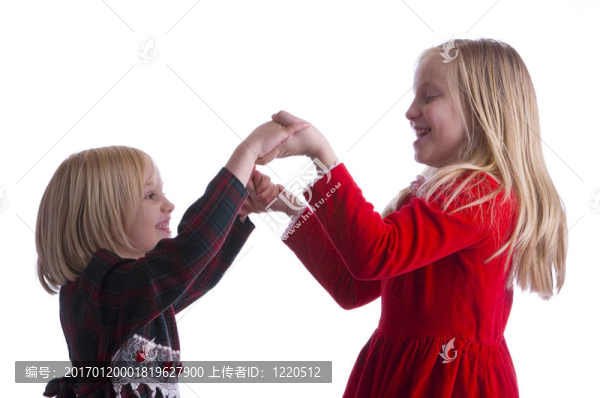 姐妹們?cè)谑フQ服裝跳舞