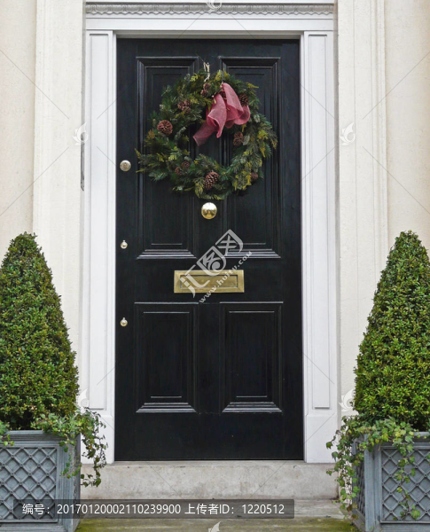 帶圣誕花環(huán)的前門-匯圖網(wǎng) www.fosd68.com 帶圣誕花環(huán)的前門