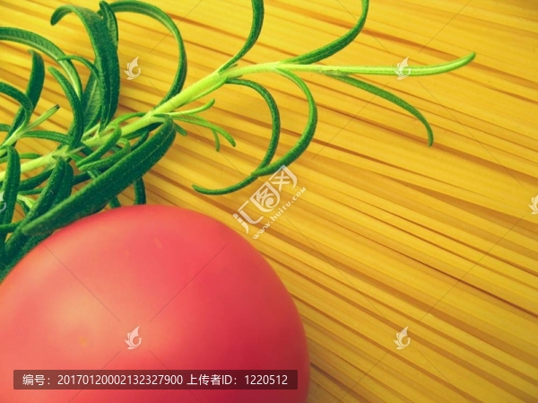 意大利面條；西紅柿和迷迭香