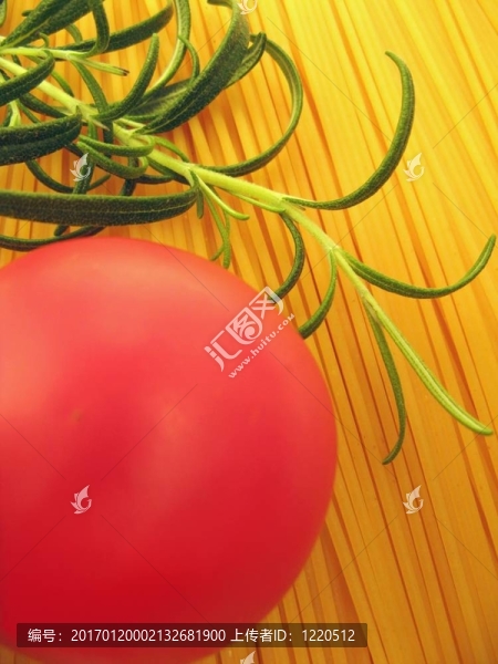 意大利面條；西紅柿和迷迭香