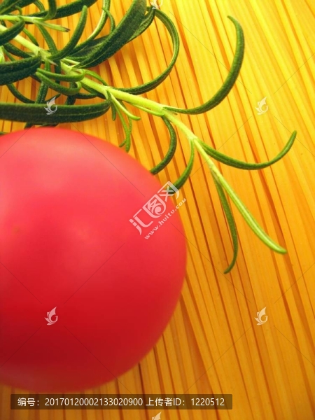 意大利面條；西紅柿和迷迭香