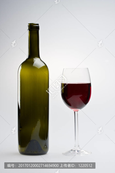 酒瓶和玻璃