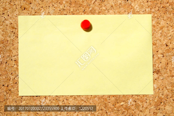 一個黃色的音符在軟木公告板，舉行了一個紅色的圖釘。