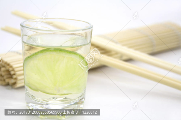 用石灰和筷子的龍舌蘭酒