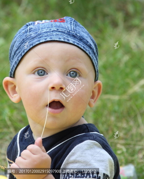 孩子和一根稻草