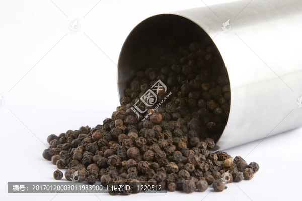 大量的黑胡椒
