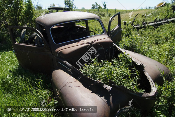 生銹的草原的車(chē)