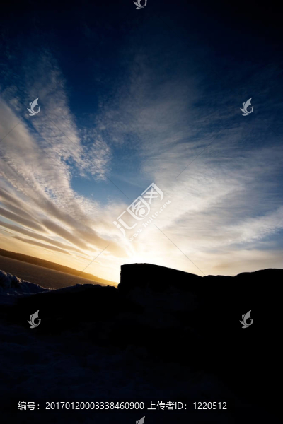 巖石與海洋日落