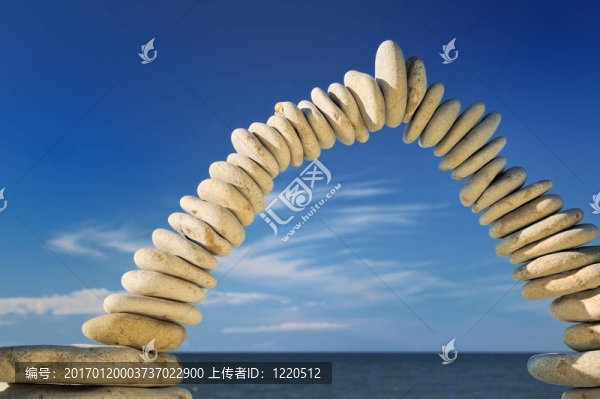 在天空中拱