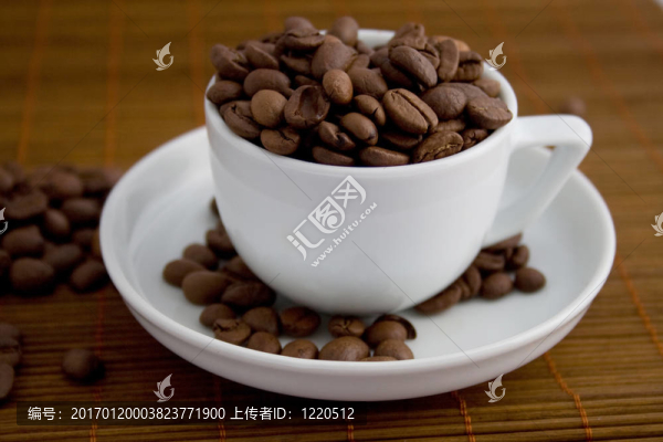 杯子里的咖啡豆