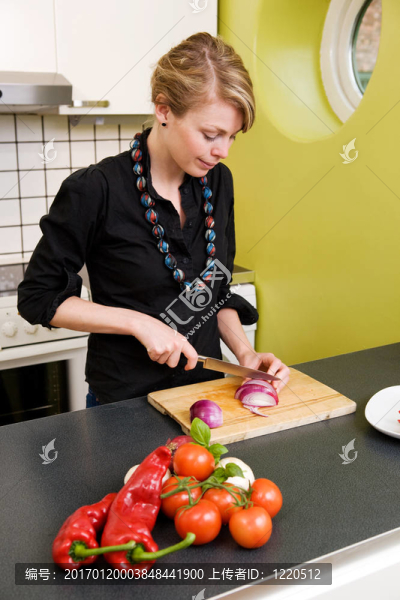 女人切片一個(gè)紅洋蔥-匯圖網(wǎng) www.fosd68.com 女人切片一個(gè)紅洋蔥