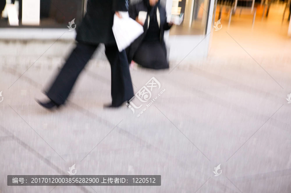 人行道上的商業(yè)女人